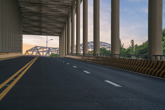 中國(guó)城市高架橋及公路就是
