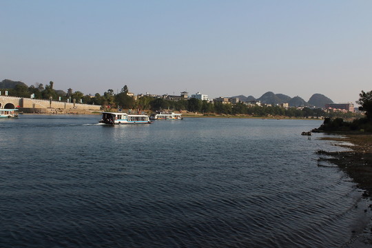 旅游船 河