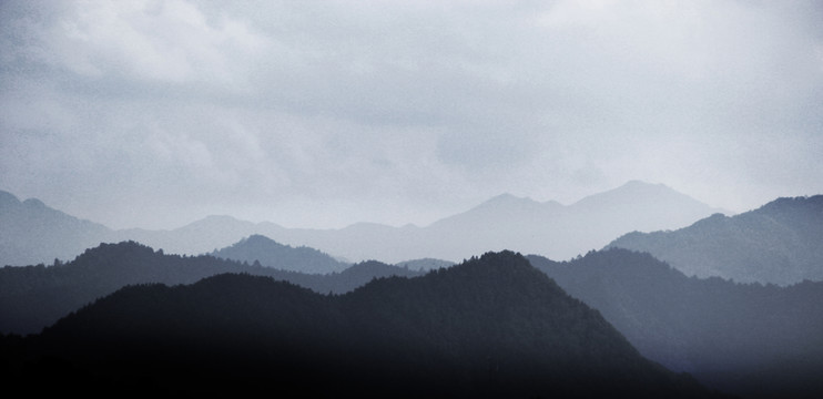 黑白水墨山水