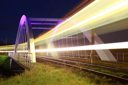 在奧斯特菲爾登輕軌橋