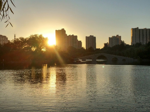 湖水與橋