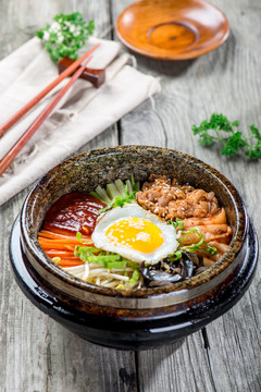 招牌石鍋拌飯