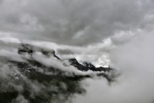 云霧漫山