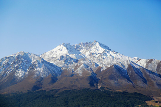 雪山 山峰 山坡 積雪 藍天