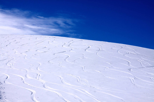 雪地里的滑雪道