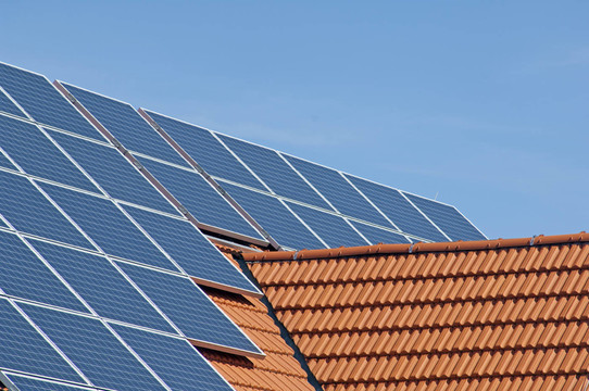 太陽(yáng)能電池在一個(gè)單一家庭住宅