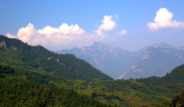 藍(lán)天白云山峰