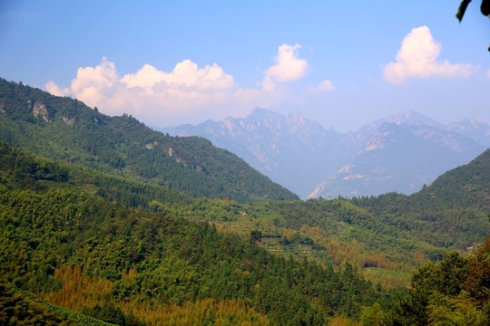 連綿大山 藍天白云