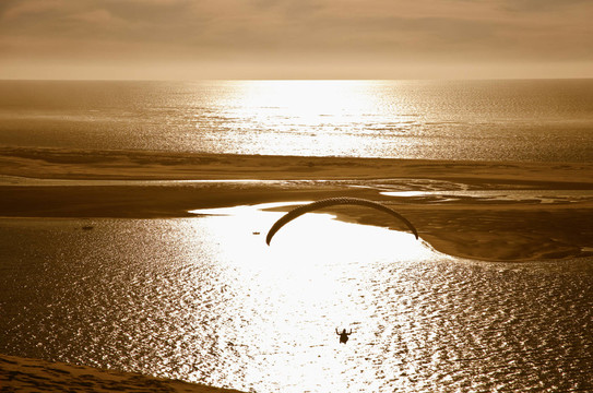 滑翔傘在盆地d'arcachon