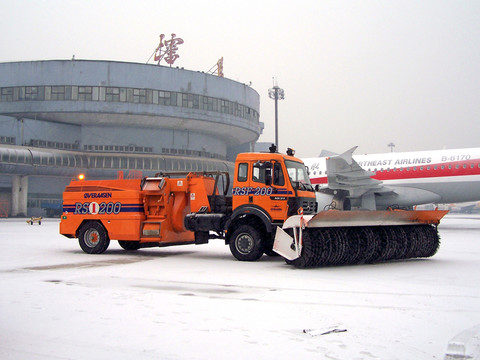 機(jī)場掃雪車