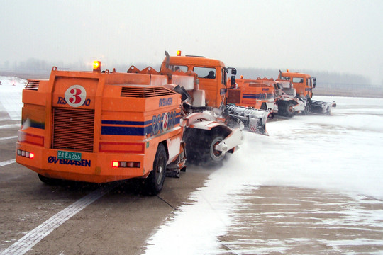 機(jī)場掃雪車