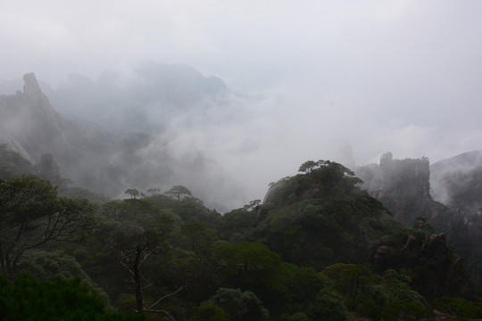 霧中的三清山 水墨山水畫