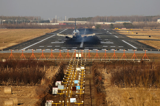廈門航空 飛機降落 機場跑道