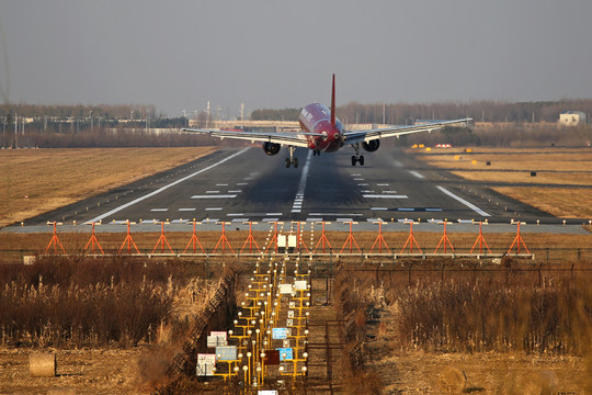 吉祥航空 飛機(jī)降落 機(jī)場(chǎng)跑道