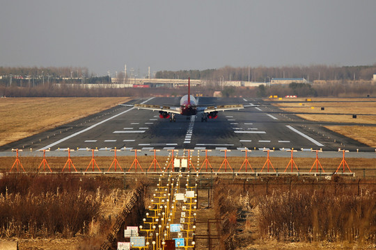 吉祥航空 飛機降落 機場跑道