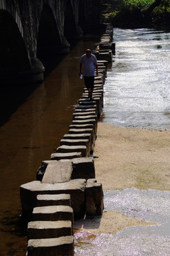 跳石橋