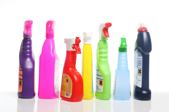 许多五颜六色的塑料瓶清洁用品