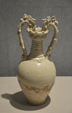 白釉瓷雙龍尊