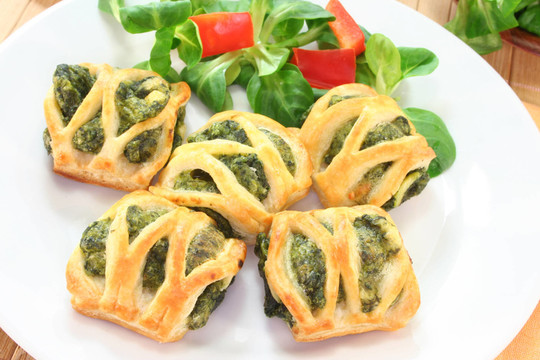 與菠菜和奶酪填裝的酥皮點(diǎn)心