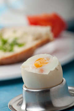 早餐有一杯咖啡和一个鸡蛋