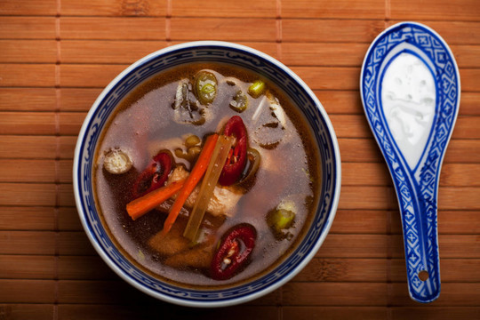 雞肉和辣椒的中國(guó)湯