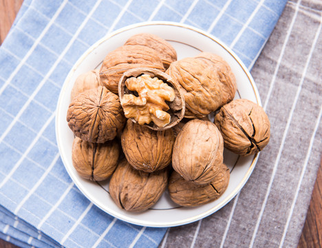 核桃 紙皮核桃 堅(jiān)果 食品