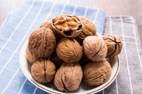 核桃 紙皮核桃 堅(jiān)果 食品