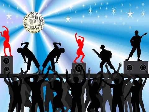 男孩樂(lè)隊(duì)搖滾樂(lè)隊(duì)在現(xiàn)場(chǎng)與觀眾一起演出