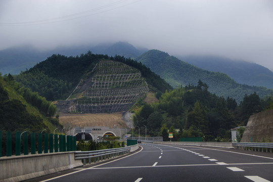 高速隧道風(fēng)景