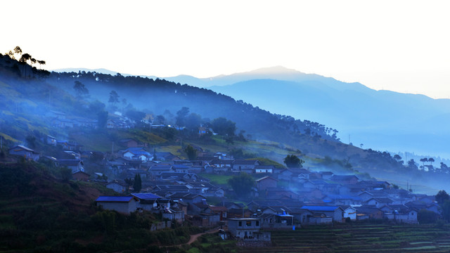 農(nóng)村 黎明 霧氣 朦朧