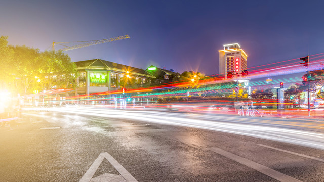 城市建筑夜景和模糊的車燈