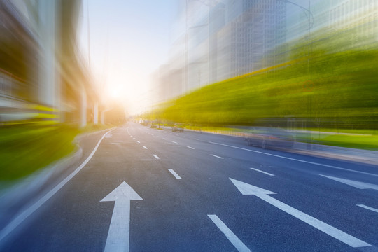 道路和模糊的城市建筑