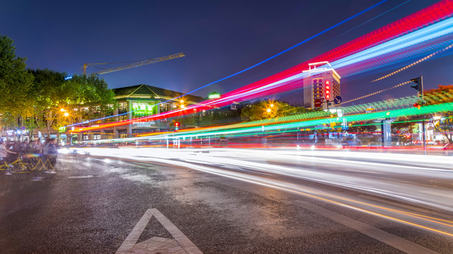 城市建筑夜景和模糊的車燈