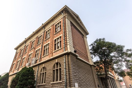 天津外國語大學(xué)教學(xué)主樓側(cè)拍