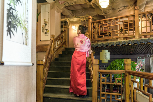 閣樓旗袍美女背影