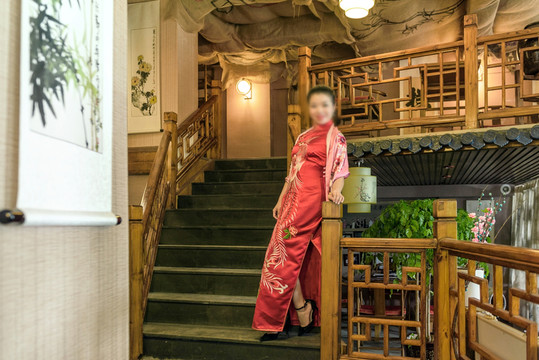 閣樓旗袍美女正面