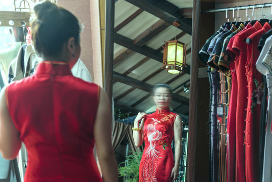 照鏡子的旗袍女人