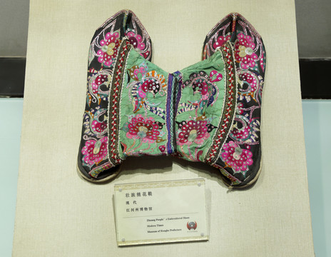 壯族繡花鞋