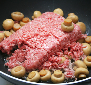 肉末和蘑菇