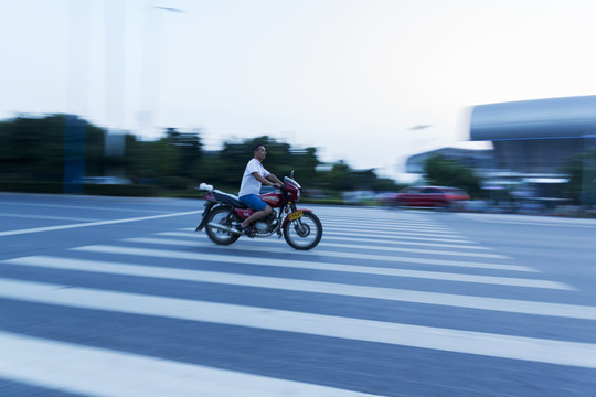 疾馳的摩托車