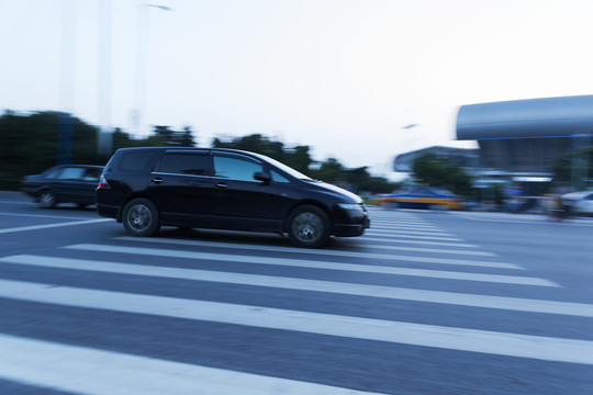 人行橫道上的車