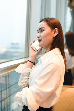 正在打電話的女人