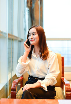 正在打電話的女人