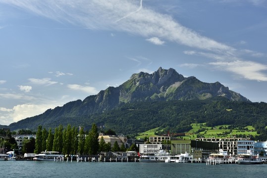 山下湖畔城市