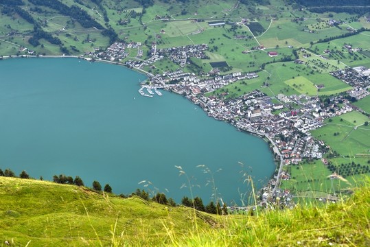 高山湖畔