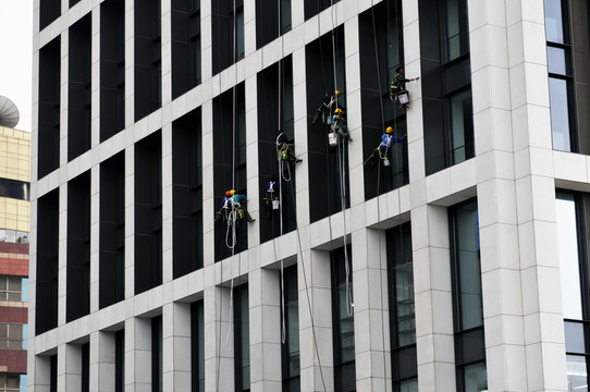 建筑裝修工人高空作業(yè)