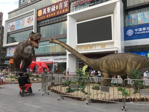 廣場恐龍模型