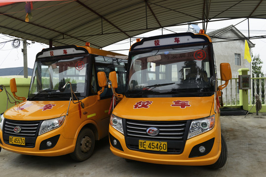 校車
