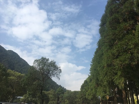 山間藍(lán)天白云