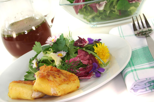 野生草本沙拉配山羊奶酪